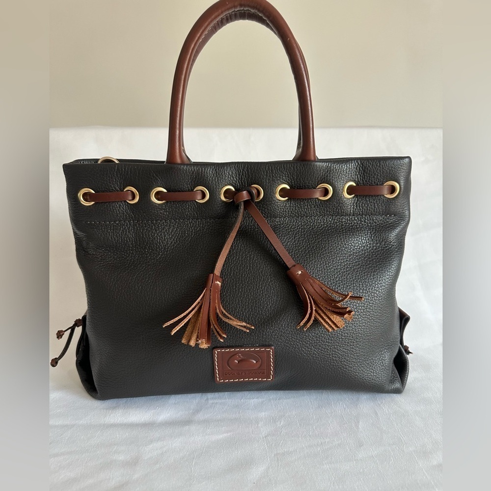 Elegant Black Leather Handbag with Brown Accents